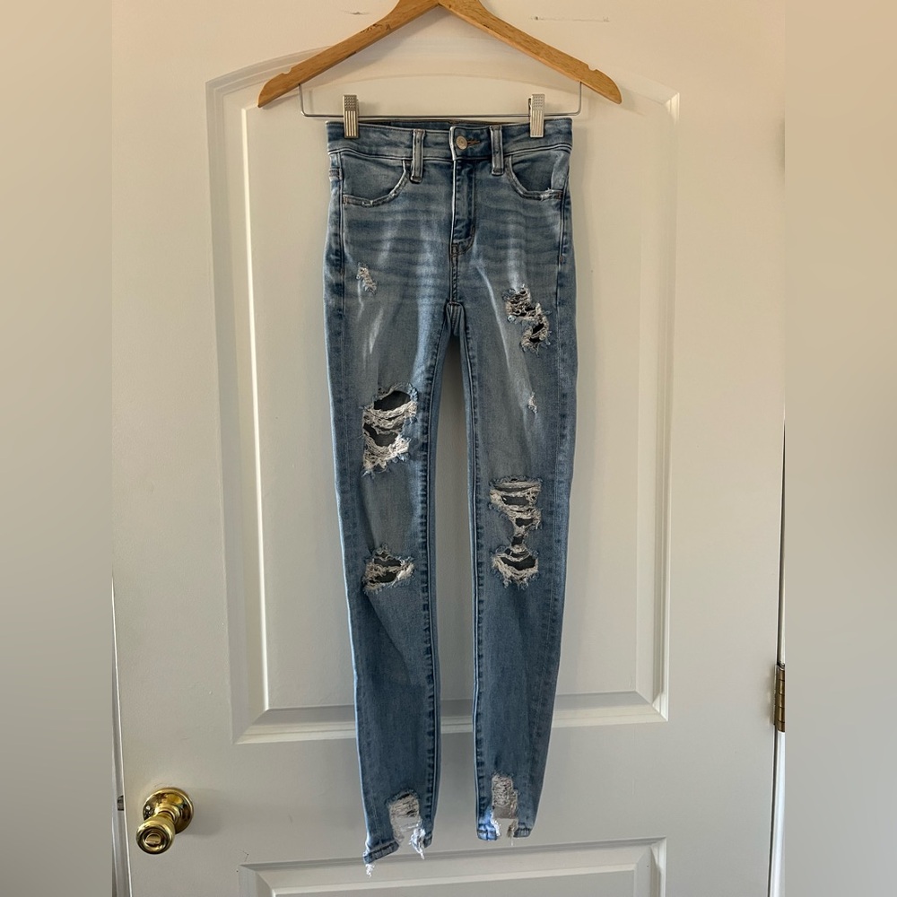 American Eagle Light Wash Distressed Hi-Rise Jegging